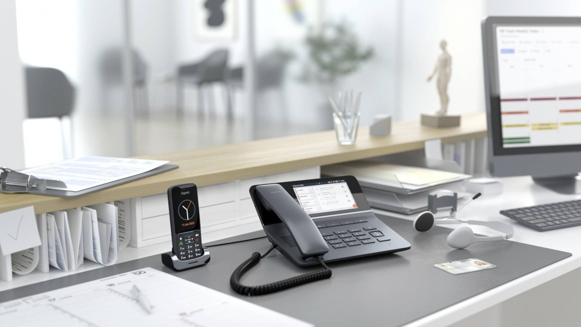 Ein aufgeräumter Büroschreibtisch mit Telefon, Notizen, Computer, und Dokumenten, beleuchtet von natürlichem Licht, im modernen Büro.