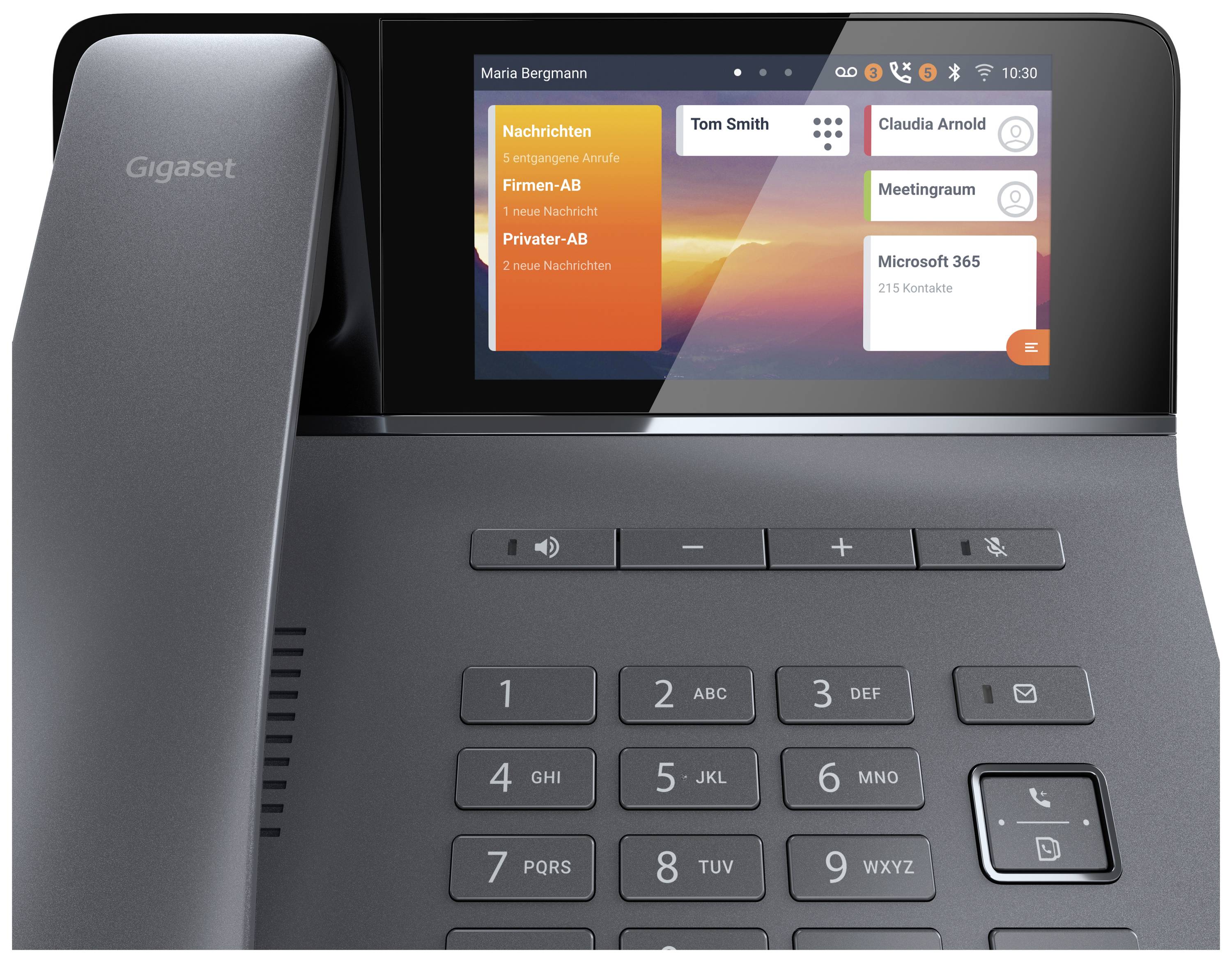 Ein modernes Bürotelefon mit großem Display, auf dem Kontakte und Benachrichtigungen angezeigt werden. Tastenfeld umfasst Standardnummern.