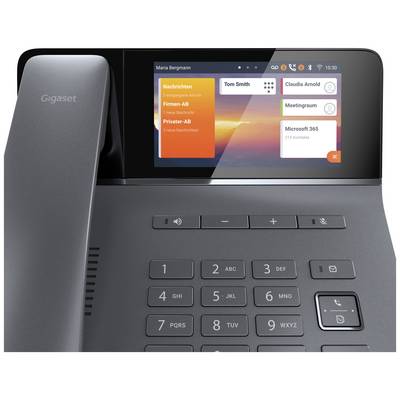 Ein modernes Bürotelefon mit großem Display, auf dem Kontakte und Benachrichtigungen angezeigt werden. Tastenfeld umfasst Standardnummern.