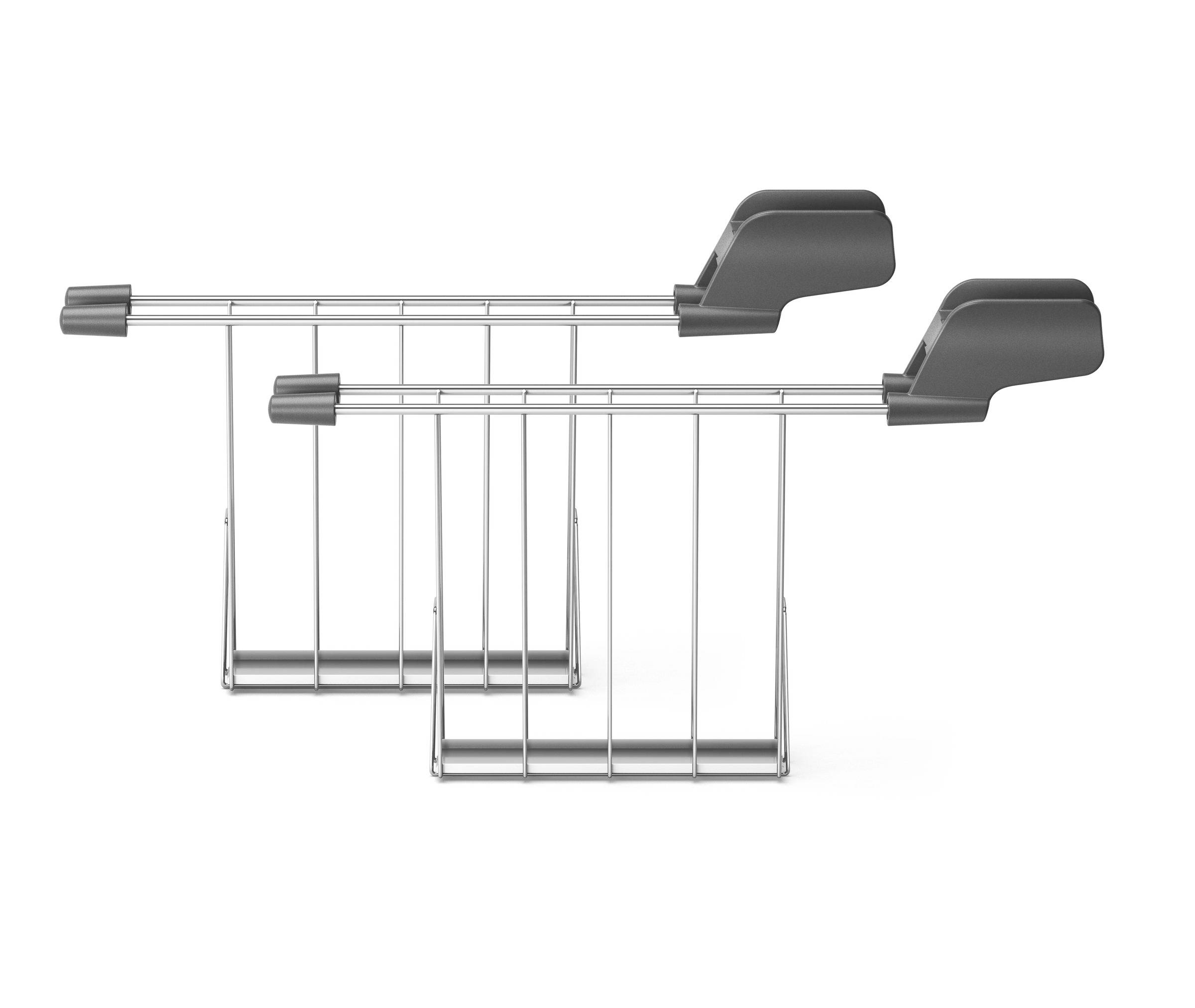 Zwei silberne Topfdeckelhalter mit schwarzen Griffen nebeneinander. Geeignet zur platzsparenden Aufbewahrung von Küchenutensilien.