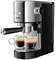 Zwei Espressotassen werden gleichzeitig von einer modernen schwarzen Espressomaschine mit Metalloberfläche gefüllt.
