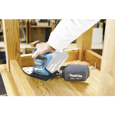 Eine Person schleift eine Holzoberfläche mit einem Makita-Schleifgerät, um die Oberfläche glatt und bearbeitet zu machen.