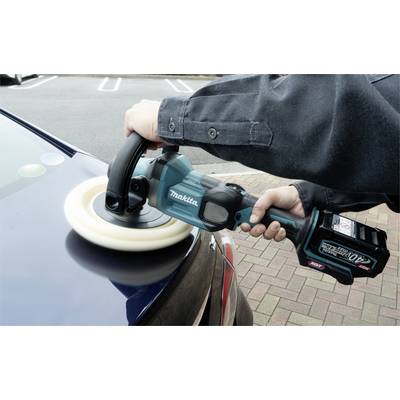 Person poliert ein Autodach mit einer Akku-Poliermaschine. Die Maschine ist blau und von der Marke Makita.