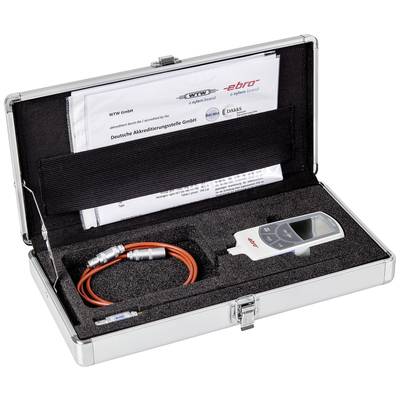 Offener Aluminiumkoffer mit Schaumstoffeinlage, enthält ein digitales Messgerät, ein rotes Kabel und Dokumente.