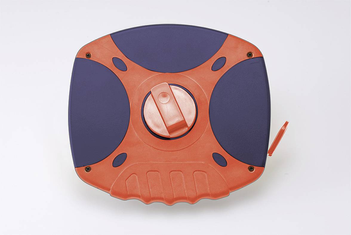 Ein oranger und blauer Kabelaufroller mit Kurbel, auf weißem Hintergrund.