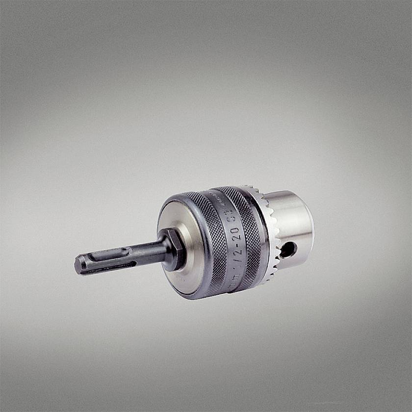 Bohrfutter für Bohrmaschine aus Metall mit silbernem Finish, seitlich vor grauem Hintergrund fotografiert.