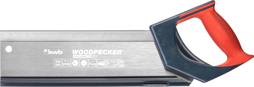 Schlosskasten-Säge mit rotem Griff und Metallsägeblatt, Marke 'KWB Woodpecker'. Einsatz bei Holzarbeiten erkennbar.