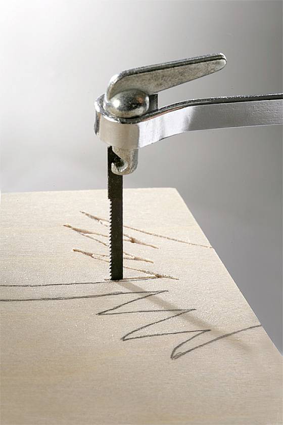 Eine Kreissäge schneidet geradeaus durch ein Stück Holz, das Späne hinterlässt. Die Handwerksarbeit zeigt präzises Sägen.