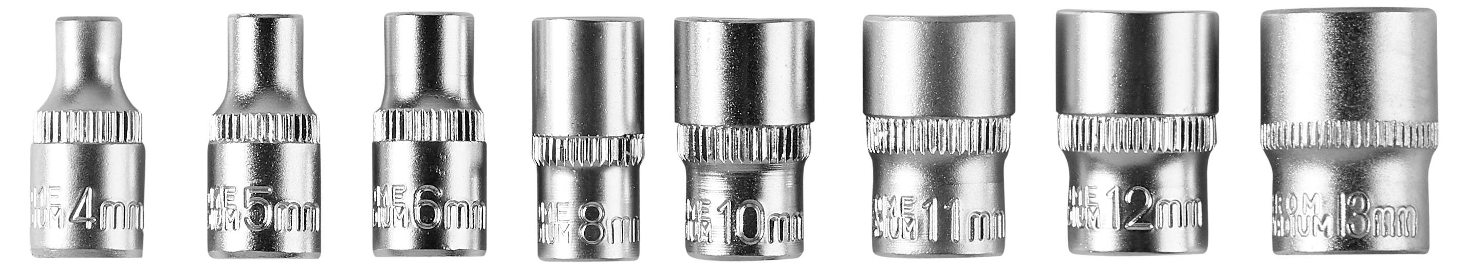 Ein Satz von acht metallischen Steckschlüsseln, die in einer Reihe angeordnet sind und von 4 mm bis 14 mm beschriftet sind, wobei verschiedene Durchmesser und Höhen sichtbar sind.