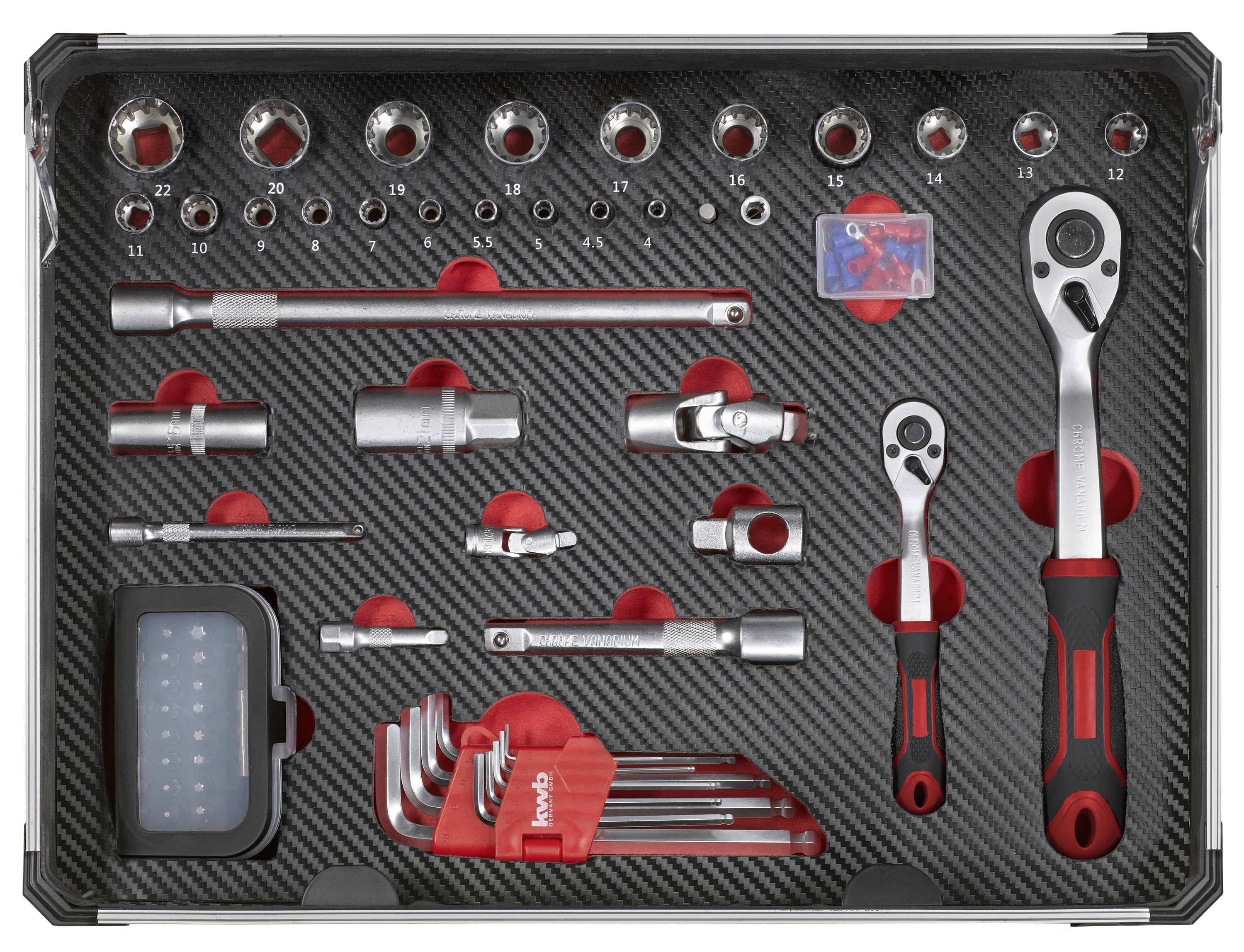 Ein Steckschlüsselsatz mit Ratschen, Stecknüssen und Zubehör in einer organisierten Box. Geeignet für mechanische Arbeiten.