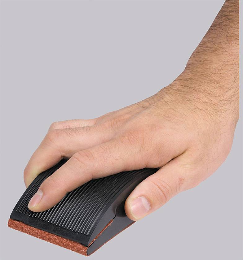 Eine Hand hält einen schwarzen Schleifblock mit geripptem Griff auf grauem Hintergrund.