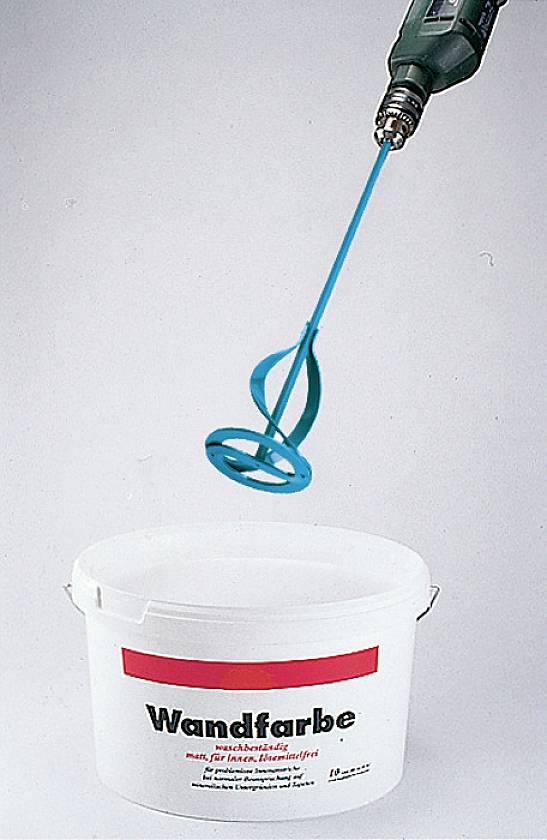Ein Mixer mischt blaue Farbe in einem weißen Eimer mit der Aufschrift 'Wandfarbe'. Der Eimer ist für Innenflächen geeignet.