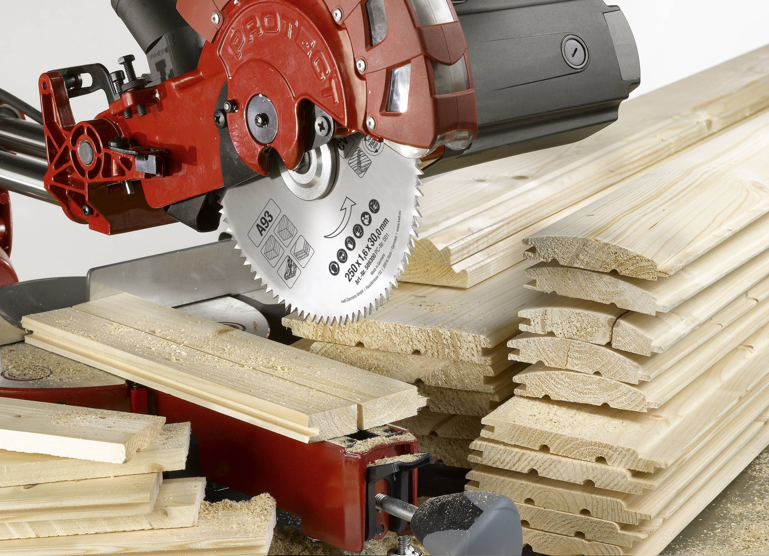 Säge schneidet Holzstapel in gleichmäßige Stücke. Elektrisches Kreissägenwerkzeug zeigt Arbeitsprozess in einer Tischlerwerkstatt.