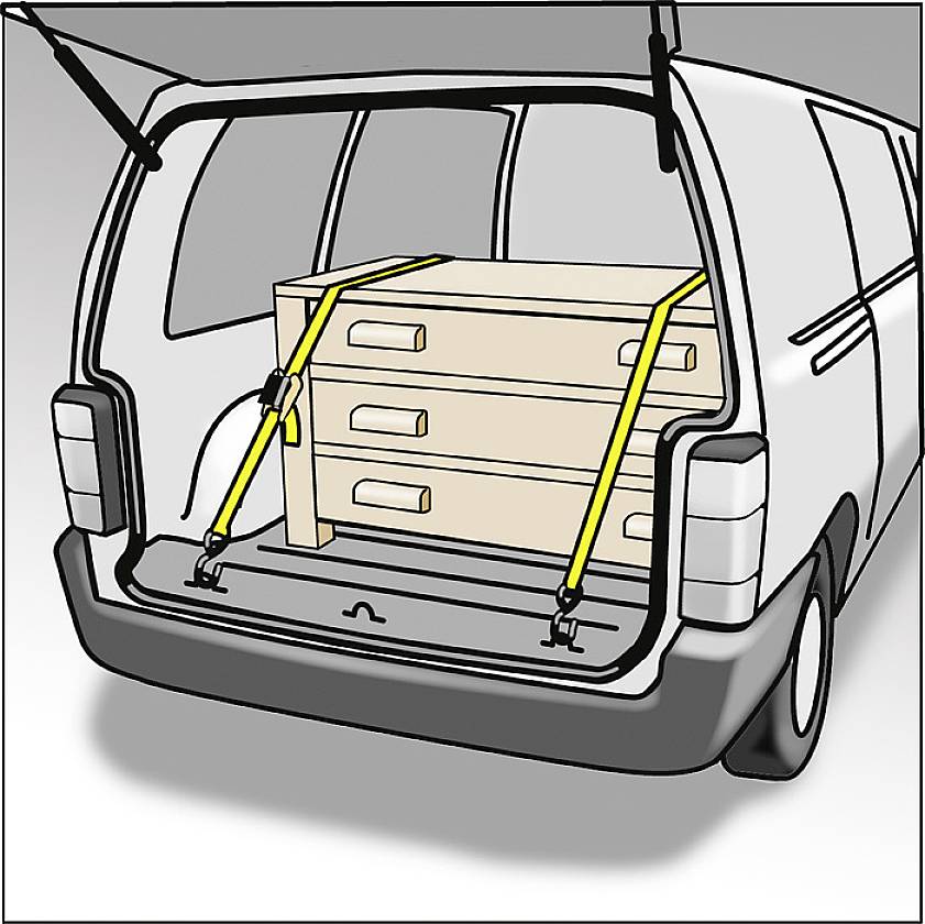 Ein Kombi mit geöffneter Heckklappe zeigt einen gesicherten Nachttisch im Kofferraum, festgeschnallt mit zwei gelben Gurten.