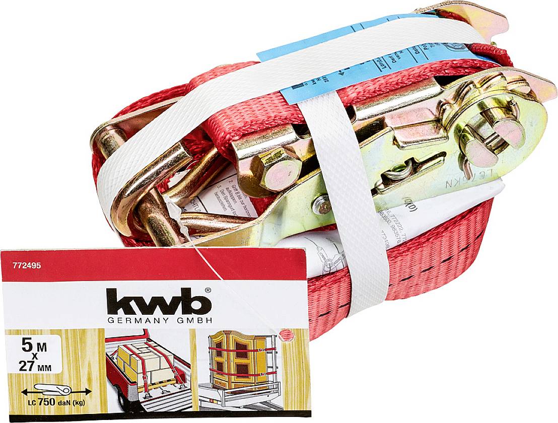 Ratsche und roter Spanngurt, Längenangabe 5 m. Verpackung zeigt Anwendung beim Sichern von Ladung auf einem LKW.