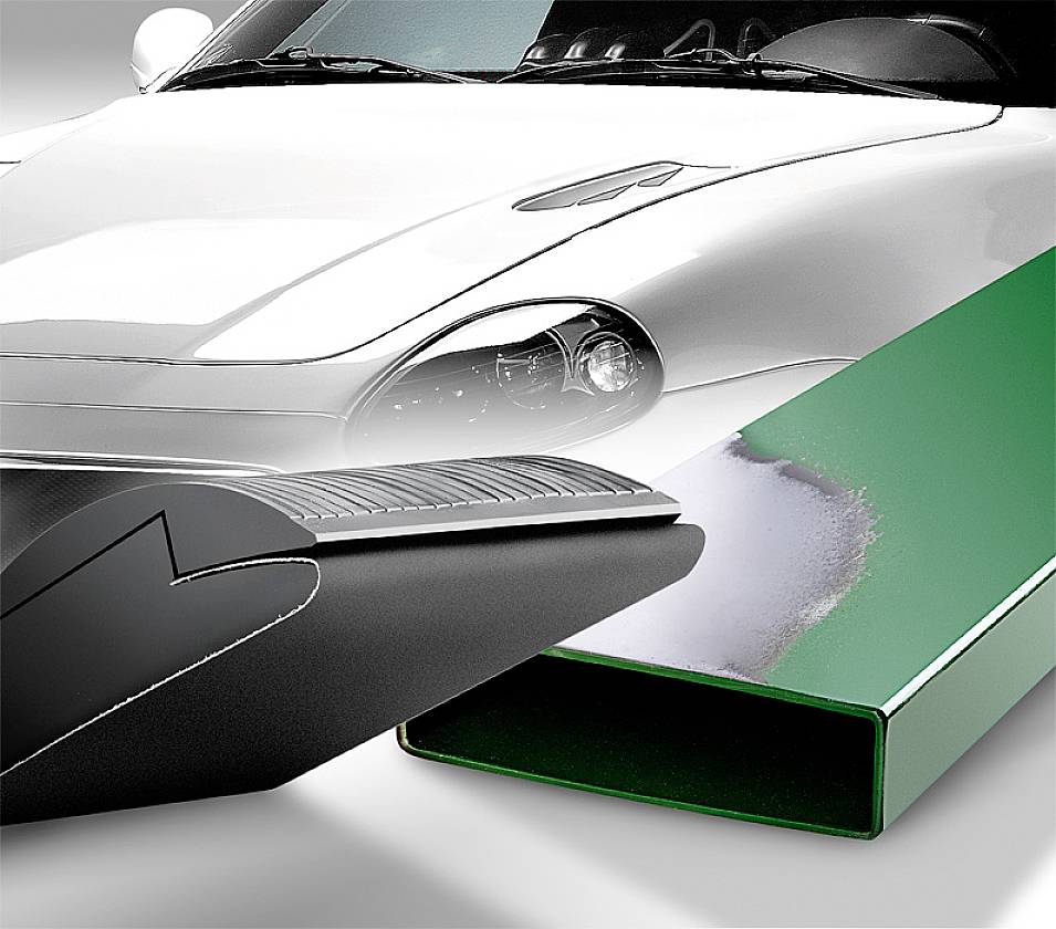 Nahaufnahme eines weißen Autos mit einer glänzenden, glatten Motorhaube. Im Vordergrund sind ein schwarzes und ein grünes Metallprofil zu sehen.