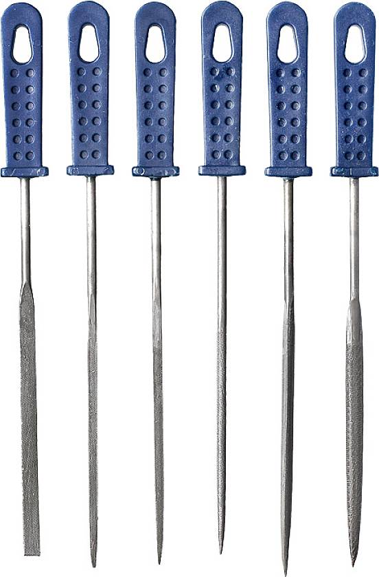 Sechs Metallsägen mit blauen, genoppten Griffen sind nebeneinander aufgereiht. Jede Säge hat eine unterschiedliche Blattform.