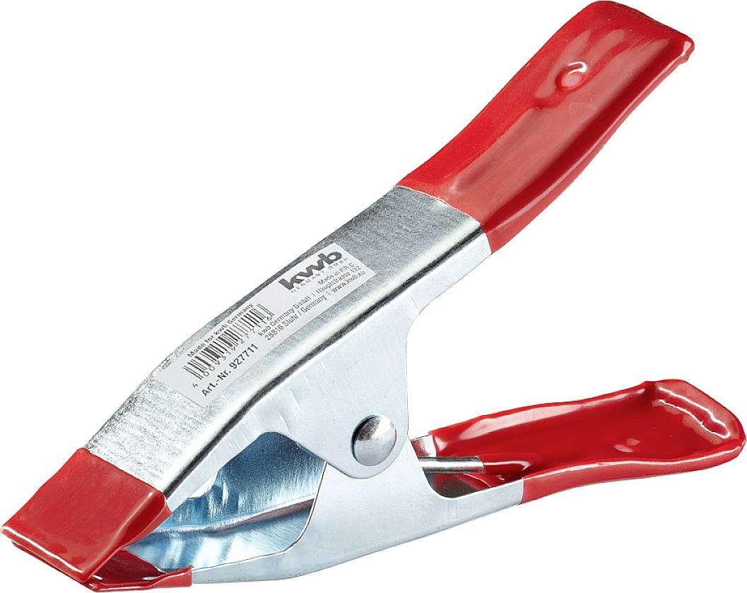 Eine rote Metallklemme mit Kunststoffgriffen. Sie hat ein Etikett mit Teilenummer und Barcode. 