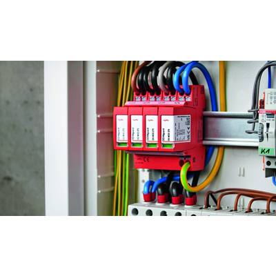 Elektrischer Schaltschrank mit roten Leitungsschutzschaltern und verkabelten Stromkreisen. Kabel in verschiedenen Farben angeschlossen.
