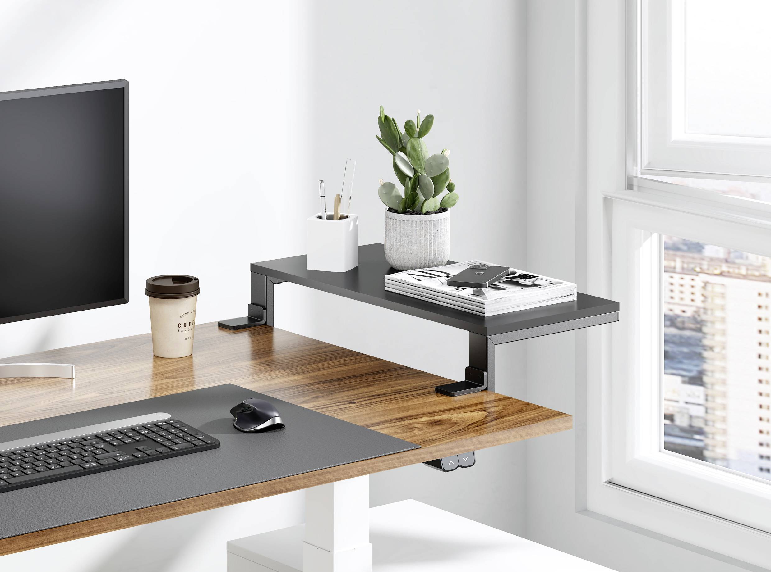 Ein moderner Schreibtisch mit einem Computerbildschirm, Tastatur, Kaffeetasse und einem Pflanzenständer mit Pflanzen, vor einem Fenster.