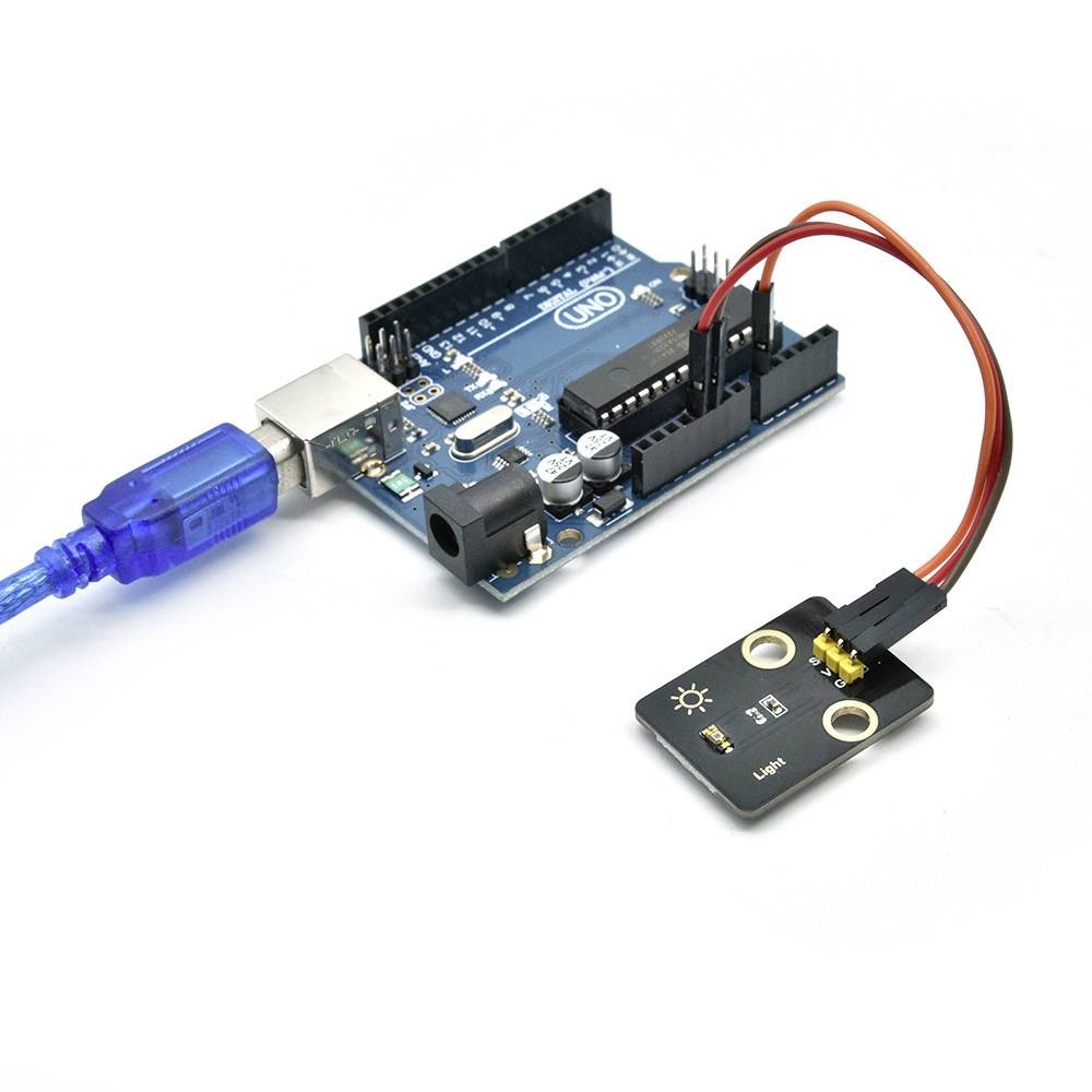 Arduino Uno-Platine mit angeschlossenem Sensor und USB-Kabel. Der Sensor hat Symbole für Licht und Temperatur, was dessen Funktion andeutet.