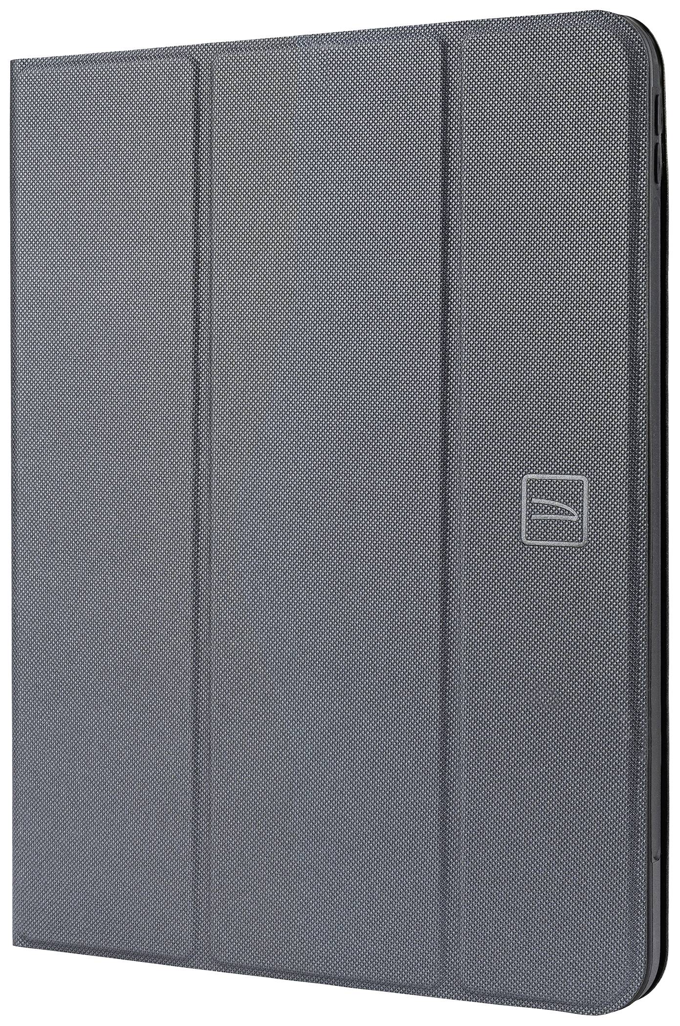 Ein schwarzes, strukturiertes Schutzhülle für ein Tablet, teilweise geschlossen, mit dezentem Logo auf der Vorderseite.