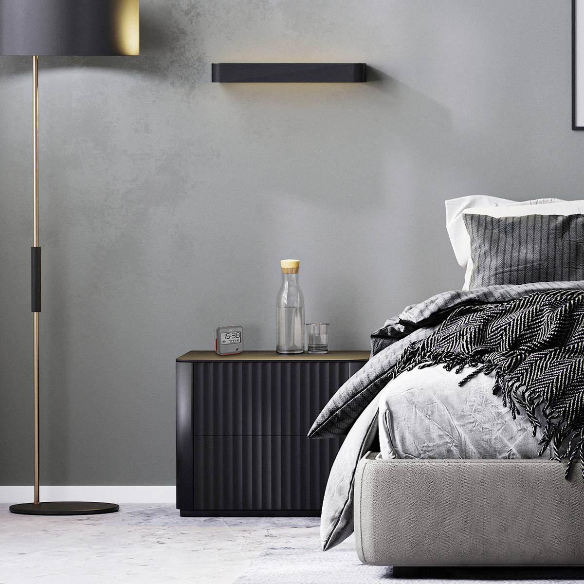 Gemütliches Schlafzimmer mit grauen Wänden, modernes Bett, Nachttisch mit Lampe und Wasserflasche, Bodenlampe links.