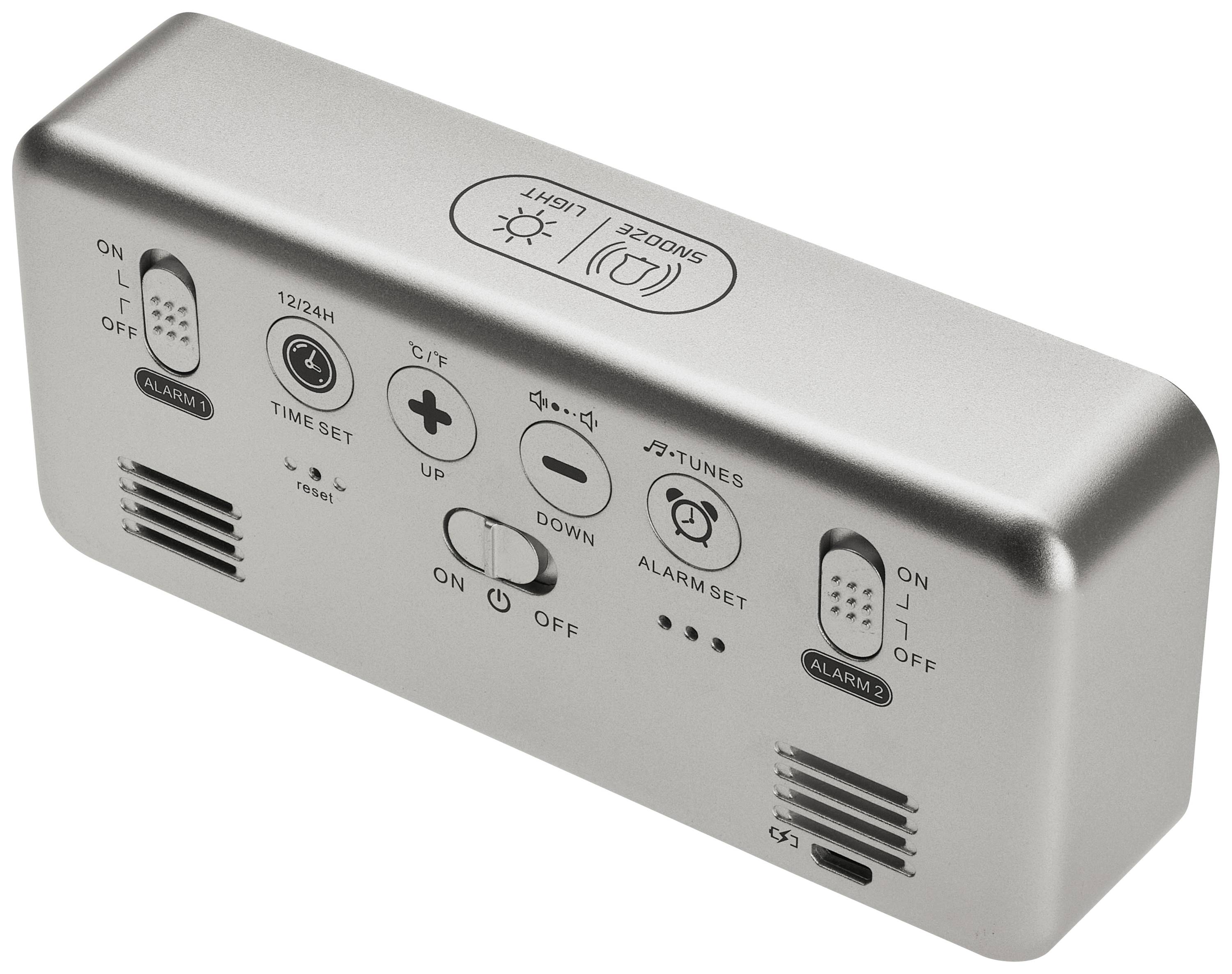 Silberne Rückseite eines Weckers mit Knöpfen für Zeit- und Alarmeinstellungen, 'Snooze/Light'-Funktion, Lautsprecheröffnungen und Batteriefach.