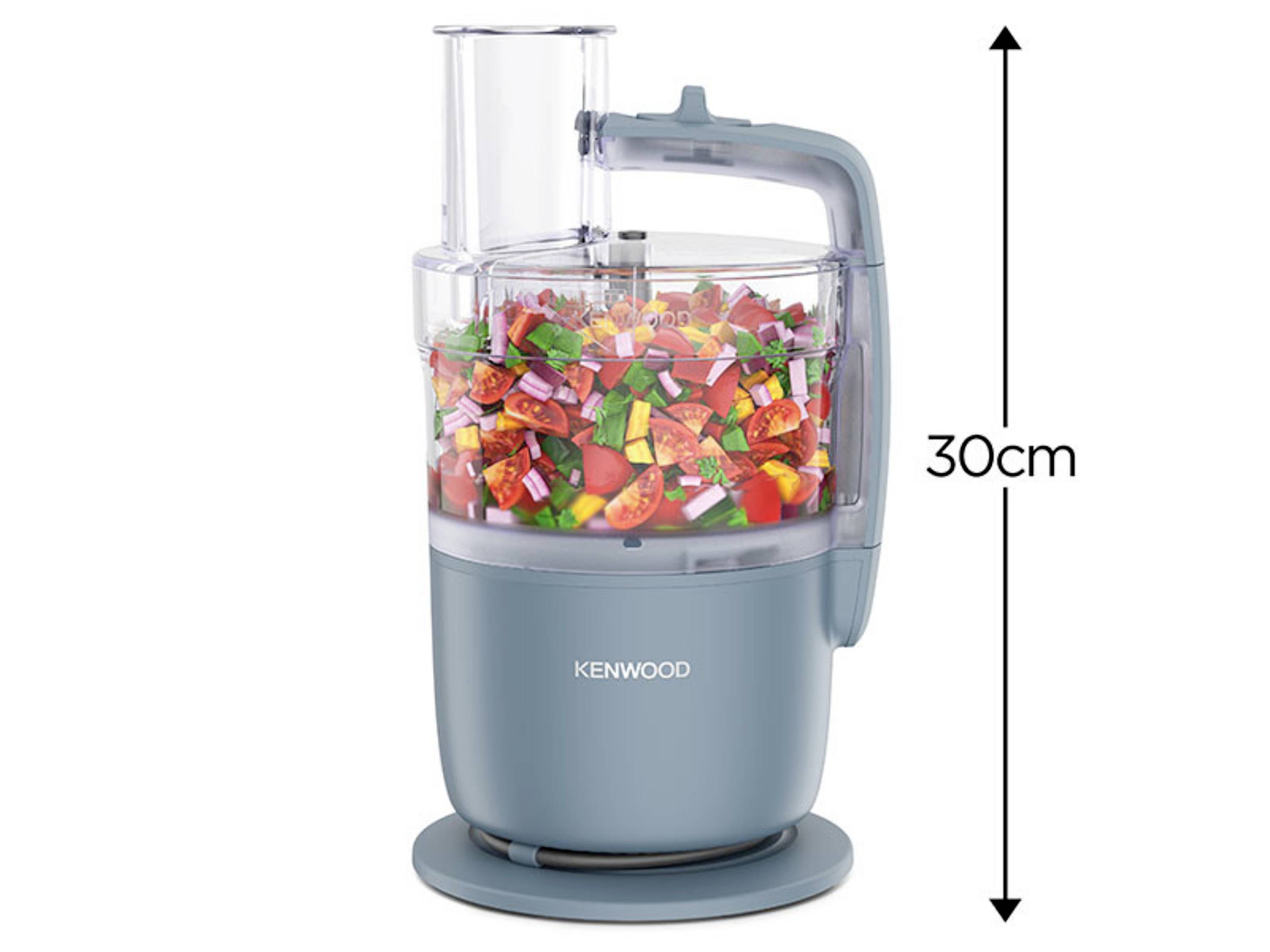 'Grau-blaue Küchenmaschine von Kenwood, 30 cm hoch, mit transparentem Behälter voller kleingeschnittener bunter Gemüse.'