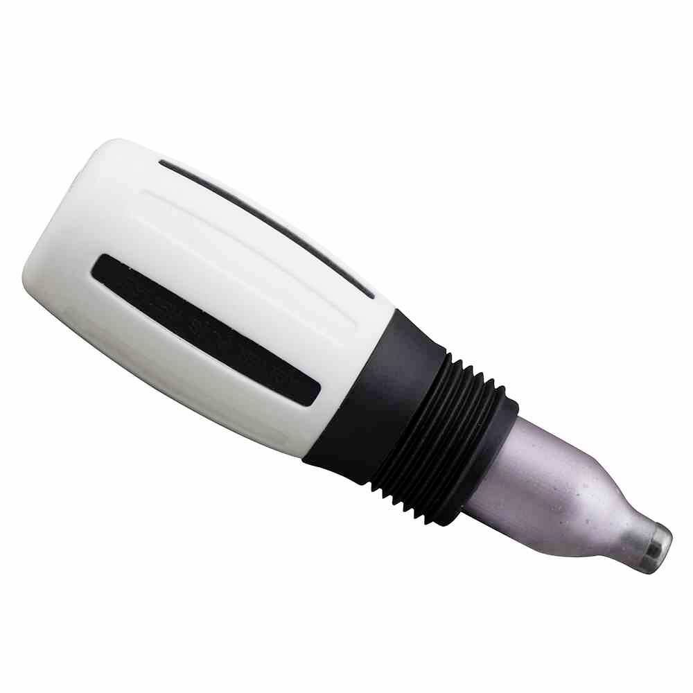 'Ein weiß-schwarzes Werkzeug mit einem geriffelten Griff und einem metallisch aussehenden Ende. Wahrscheinlich ein Griff für eine Vorrichtung.'