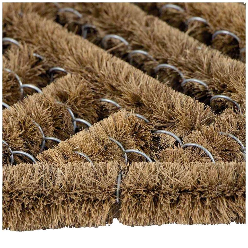 Nahaufnahme von braunen Kokosnussfasern mit Metallschlingen, vermutlich Teil eines Kokosmatten-Designs, das robust und natürlich wirkt.