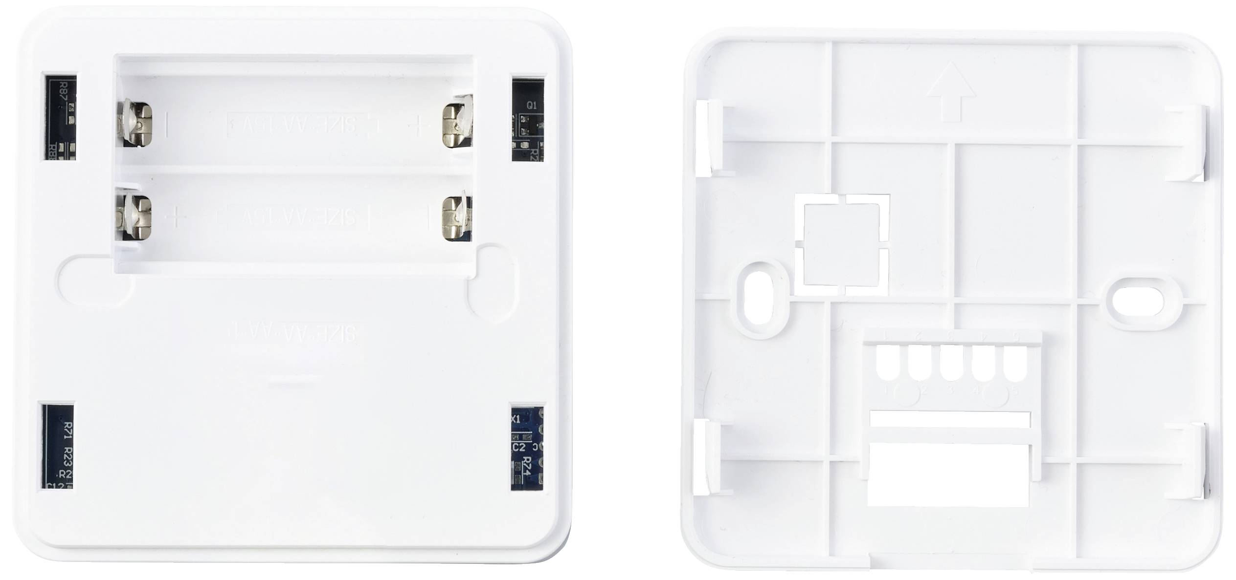 Zwei weiße Kunststoffplatten nebeneinander. Links mit Batteriehalterungen, rechts eine leere Platte mit Befestigungsöffnungen.