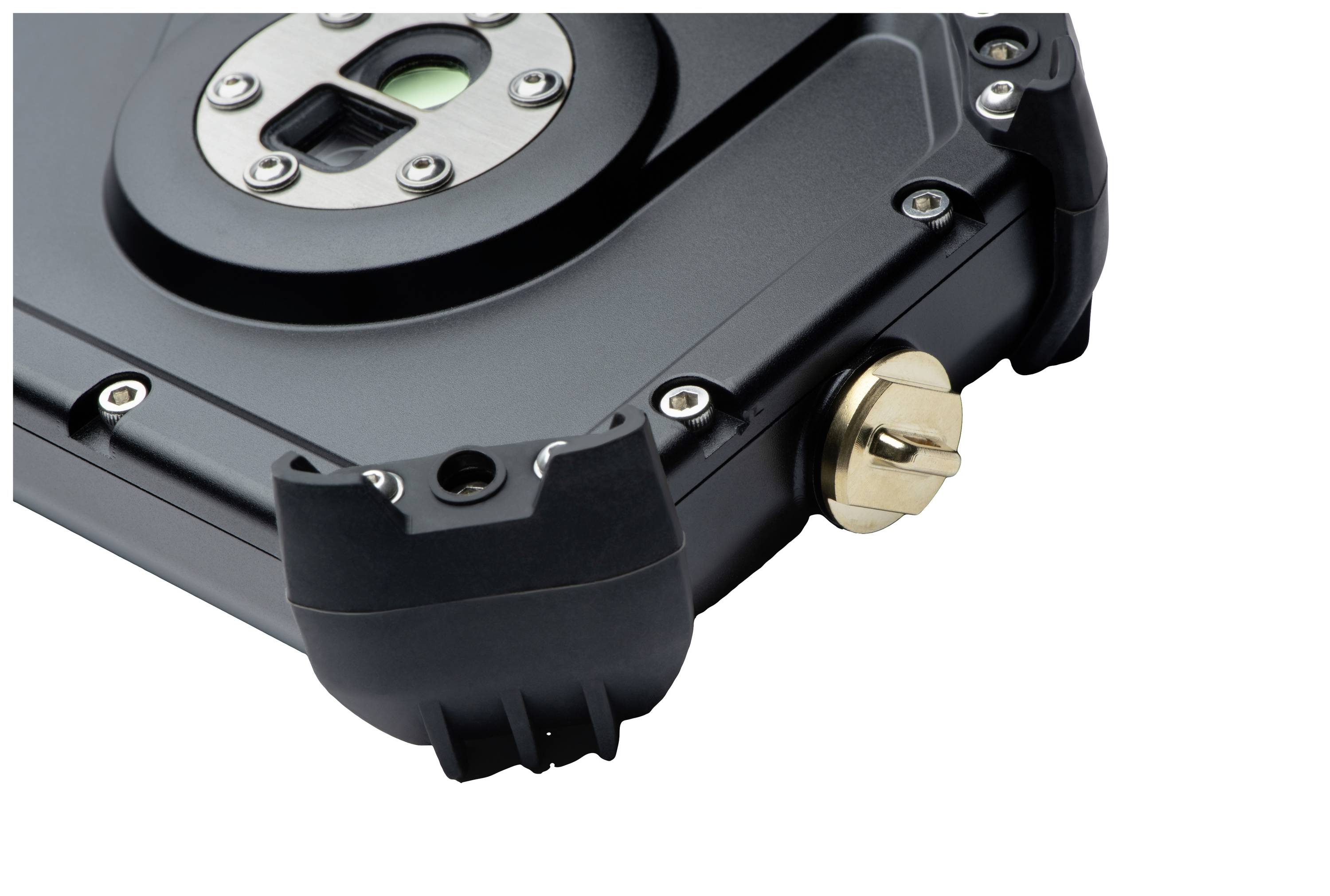 Ein robuster, metallischer Laptopdeckel mit Verschraubungen; nahe zylindrische Vorrichtung auf der rechten Seite, vermutlich ein Anschluss.