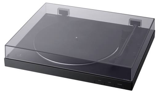 Ein schwarzer Plattenspieler mit transparentem Staubschutzdeckel, der auf einer flachen Oberfläche steht.