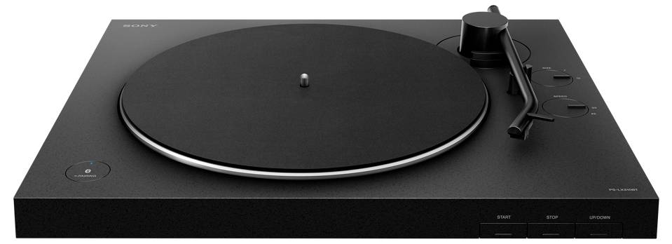 Schwarzer Plattenspieler mit minimalistischem Design. Vorderseite zeigt Bedientasten und zentralen Plattenteller für Vinylschallplatten.