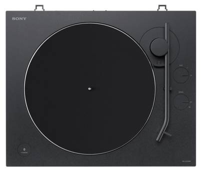 'Schwarzer Plattenspieler mit Sony-Logo. Schlichtes Design, runder Plattenteller, Tonarm rechtsseitig, zwei Regler daneben.'