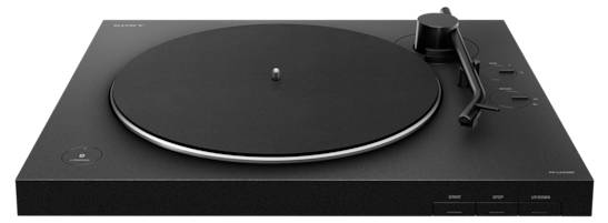 Ein schwarzer Plattenspieler mit minimalistischem Design, offenkundig ohne Schallplatte, mit Bedienknöpfen an der Seite.