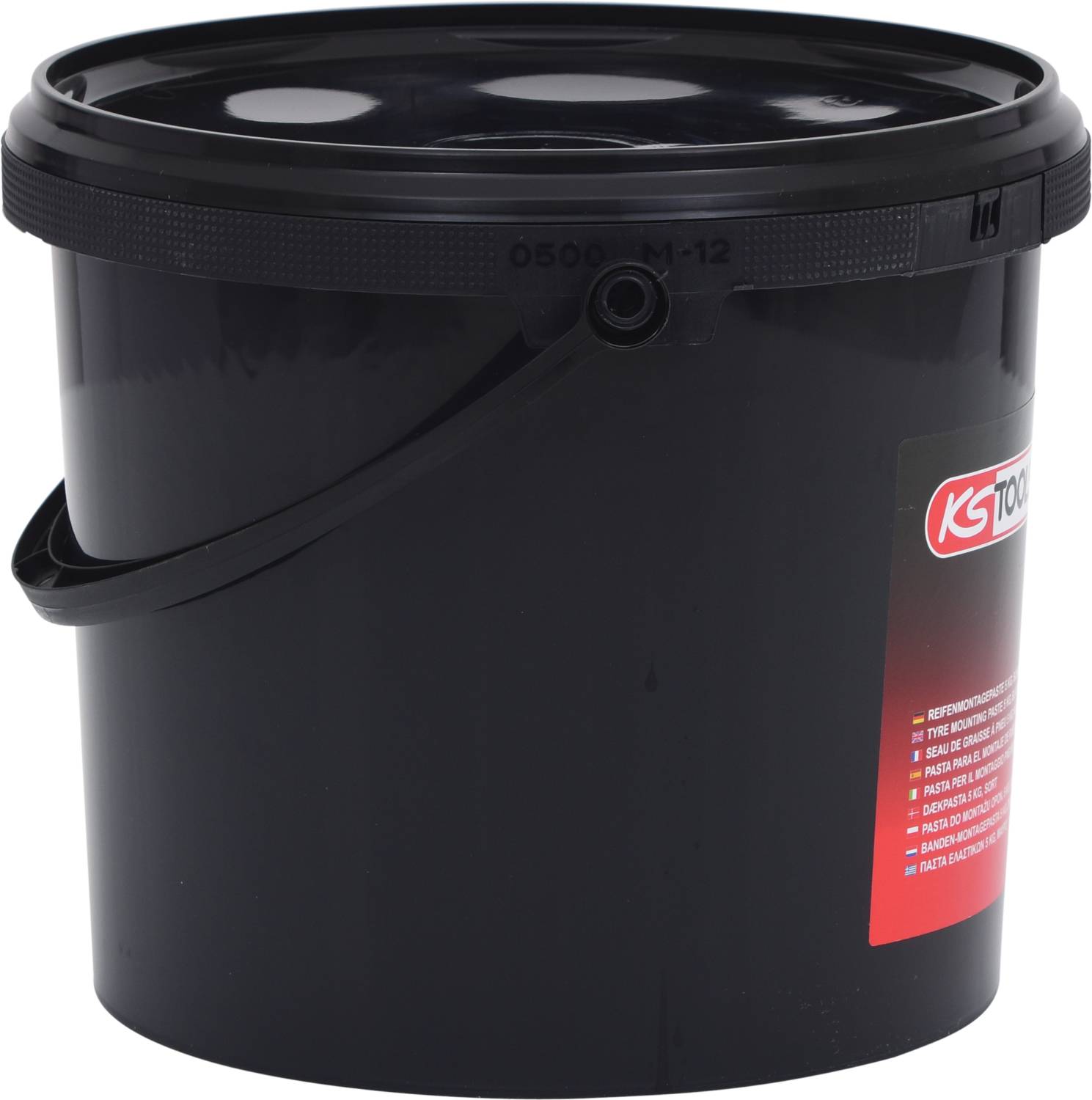 Ein schwarzer Eimer mit Griff und Deckel, Produktetikett mit rotem Logo auf der Seite.
