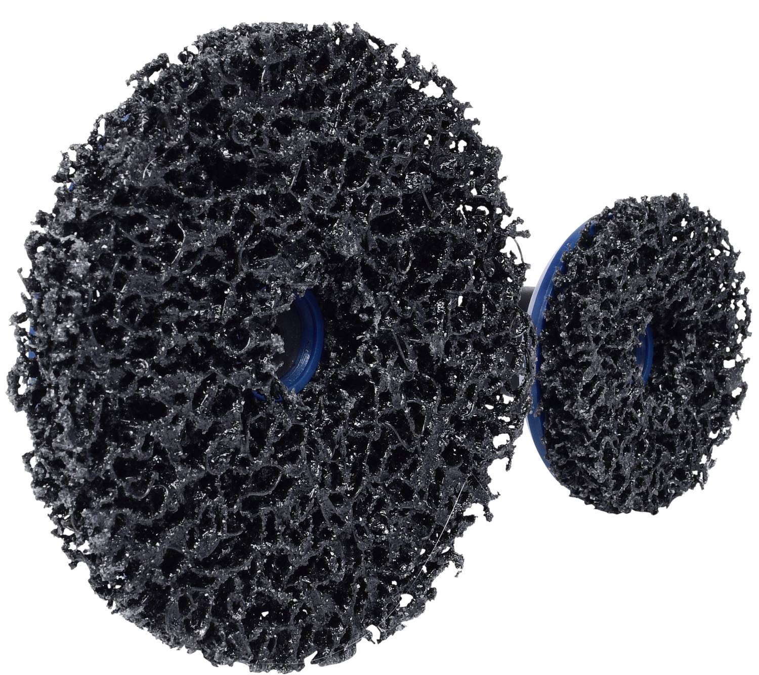 Zwei schwarze Schleifscheiben mit grober, netzartiger Struktur, die nebeneinander schweben, vor weißem Hintergrund.