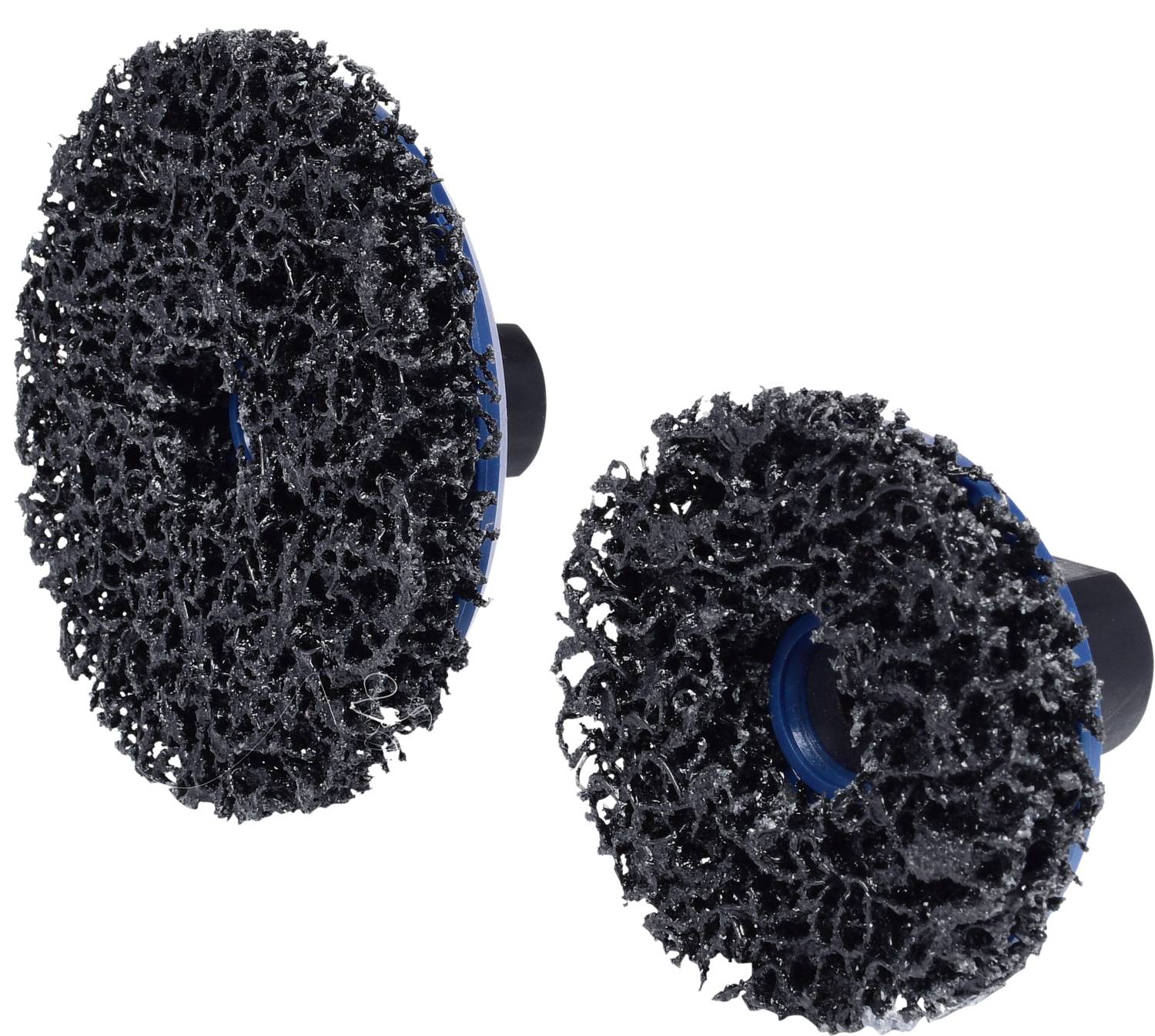 Zwei schwarze Schleifscheiben mit einer rauen, löchrigen Textur, verwendet zum Reinigen oder Polieren von Oberflächen.