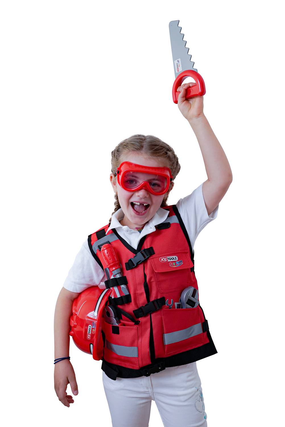 Ein Kind trägt eine rote Schutzweste, Helm und Brille, hält eine Spielzeughandsäge in der Hand, wirkt begeistert und spielerisch.