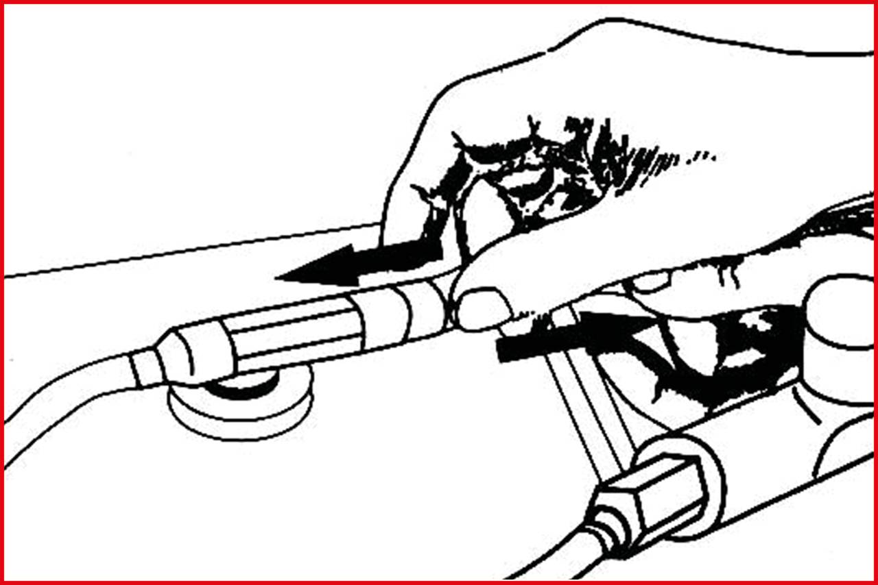 Hand, die einen Stecker zieht, mit Pfeilen, die die Richtung darstellen.