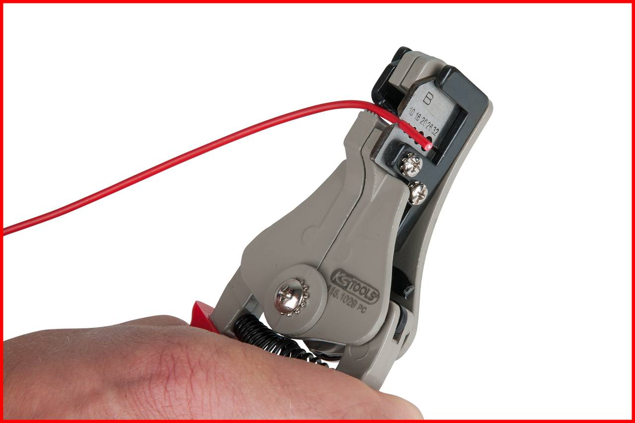 Eine Hand hält einen Abisolierer, der ein rotes Kabel abisoliert. Der Hintergrund ist weiß.