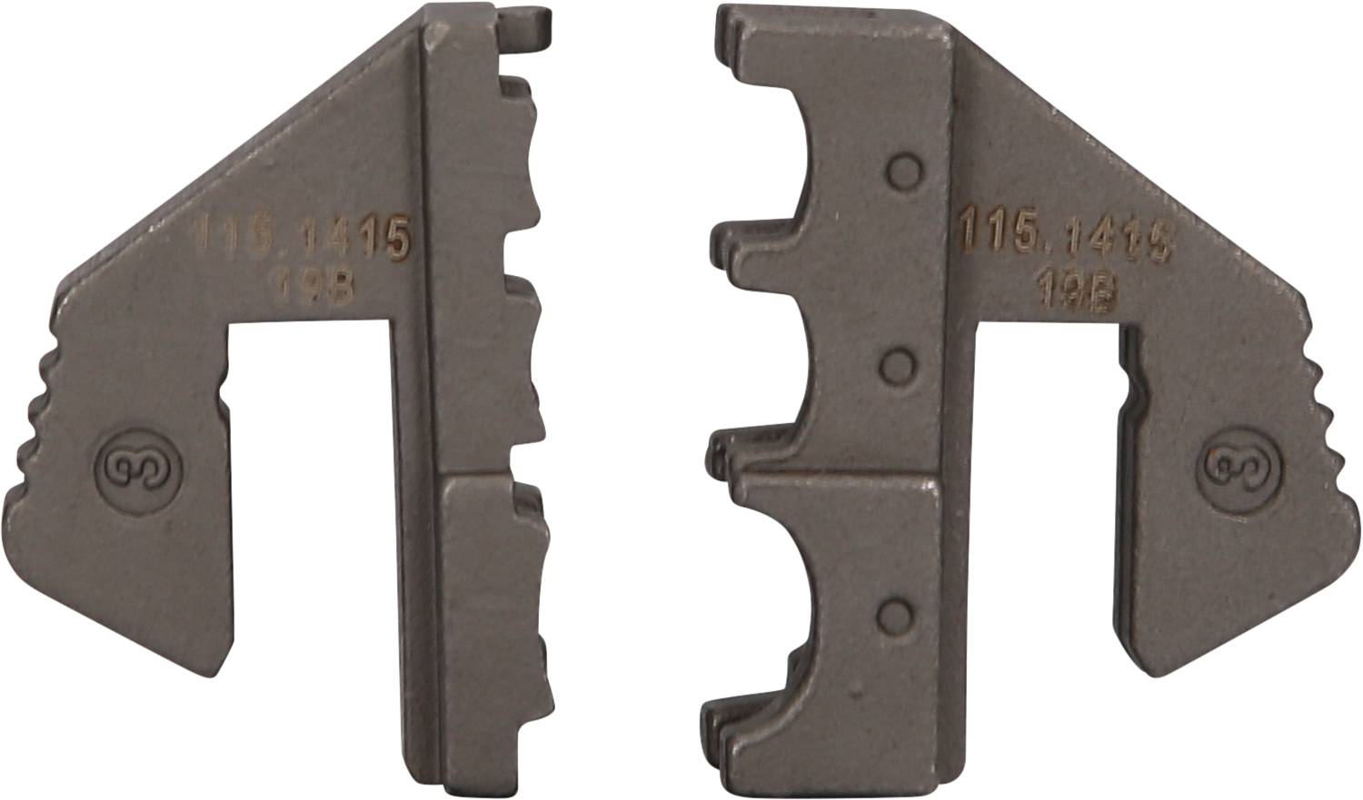 Zwei identische, metallische Maschinenteile mit gezackten Kanten und Gravuren, nebeneinander liegend.
