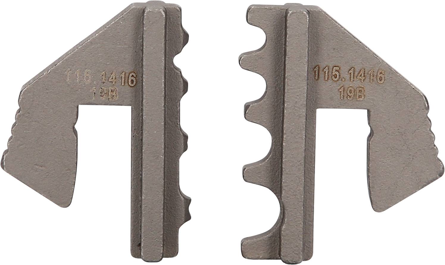 Zwei metallische Zahnräder mit unterschiedlichen Zähnen, die nebeneinander auf einem weißen Hintergrund liegen.