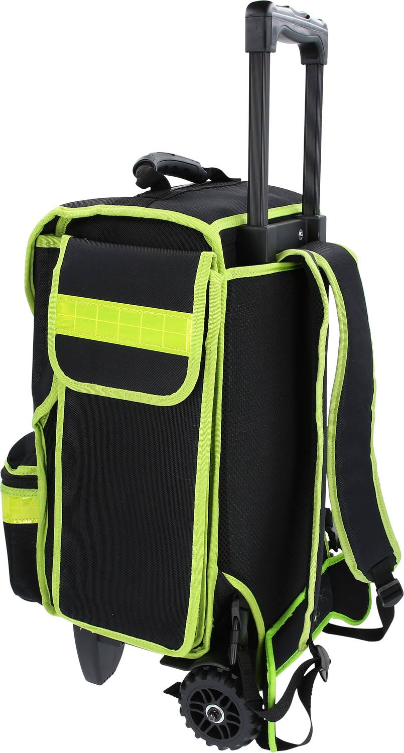 Ein schwarzer Rollrucksack mit grünen Akzenten und großen Rädern. Er hat mehrere Taschen und einen ausziehbaren Griff.
