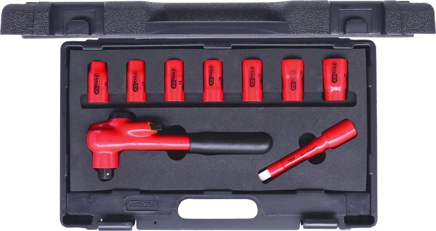 Ein Werkzeugkoffer mit einem roten Hammer, sechs roten Stecknüssen und einem roten Verlängerungsstab, alle sicher verstaut in einem schwarzen Etui.