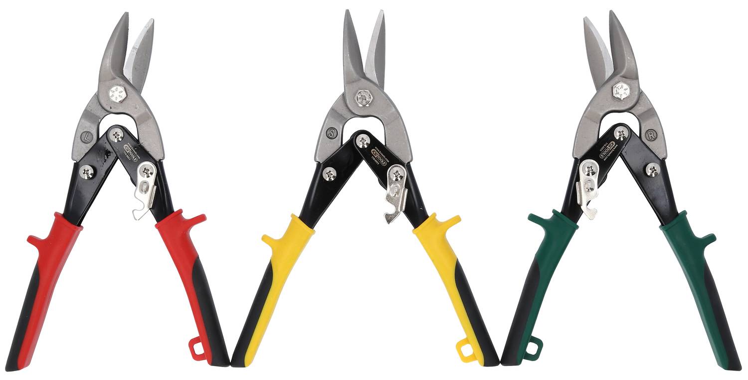 Drei Blechscheren mit verschiedenen Griffen: rot, gelb, und grün, in einer Reihe angeordnet.