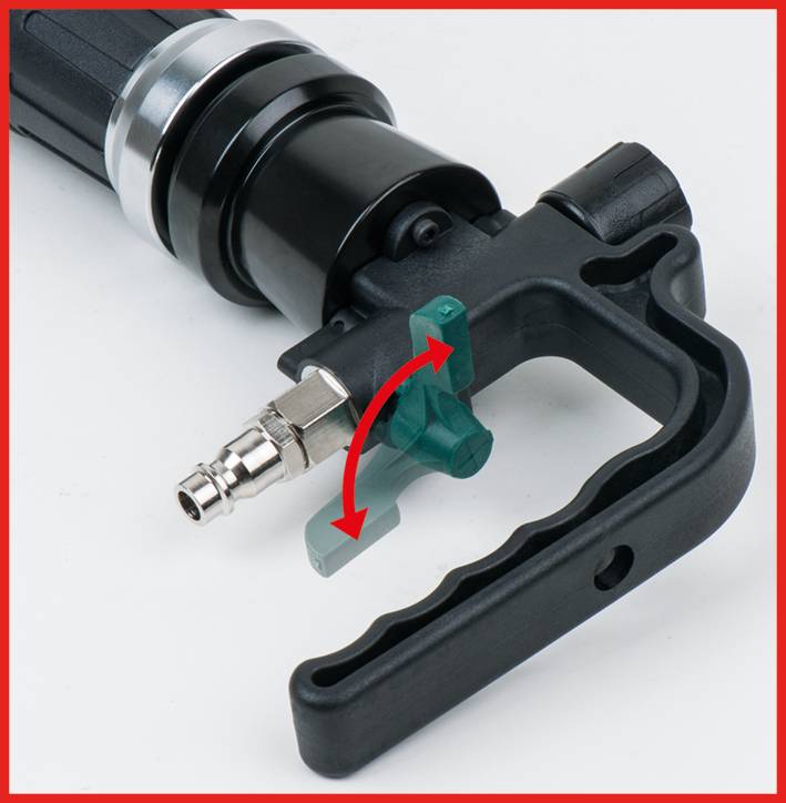 'Eine schwarze Pneumatikpistole mit grünem Hebel und rotem Pfeil, der die Hebelbewegung anzeigt, auf einem weißen Hintergrund.'