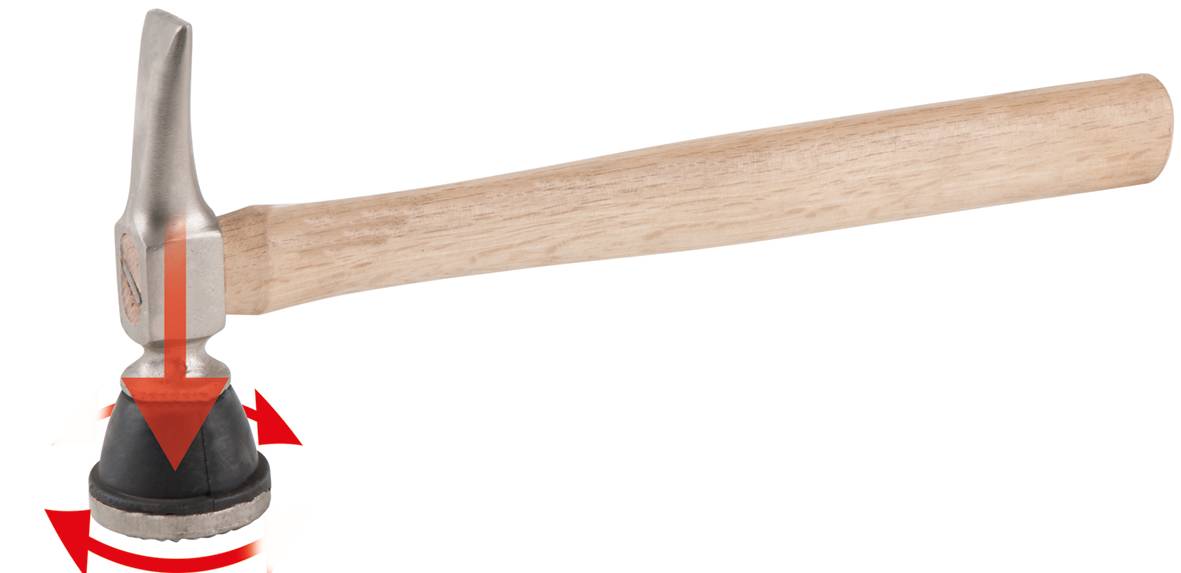 Ein Hammer mit Holzstiel und Metallkopf, roter Pfeil weist auf die Schlagfläche hin, betont die Richtung der Schlagbewegung.
